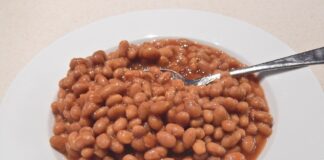 Fasolka po bretońsku z makaronem Fasolka po bretońsku z makaronem - zdrowiewmisie.pl