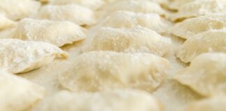Ile kalorii mają pierogi z jagodami?
