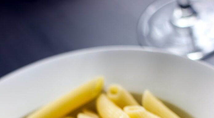Z czym jeść makaron na diecie? Bowl of Penne Pasta