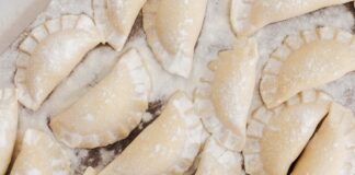 Z czym jeść pierogi ze szpinakiem? Pierogi