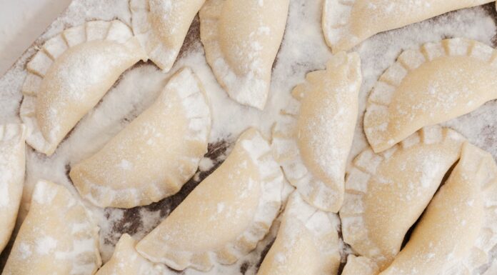 Z czym jeść pierogi ze szpinakiem? Pierogi