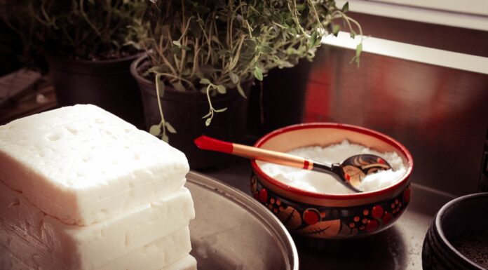 Z czym jeść twaróg na kolację? red ceramic bowl on gray spoon