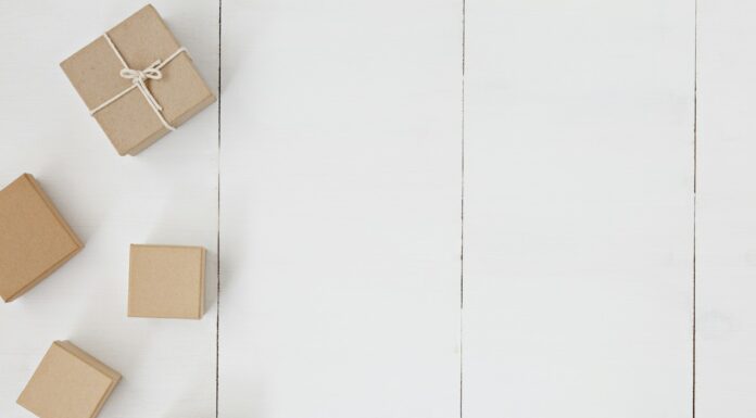 Rewolucja w Opakowaniach: Odkryj Ekologiczne Rozwiązania od SlowPack brown gift box on white surface