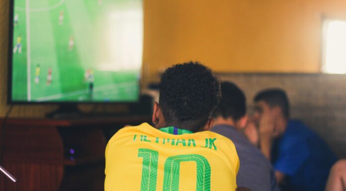 Najlepsze przekąski na piłkarski wieczór przed telewizorem – co wybrać? man wears yellow and green jersey shirt
